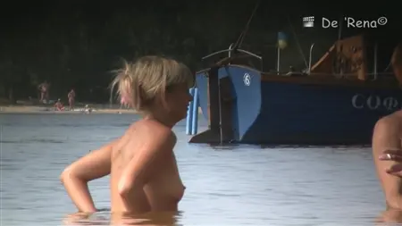 Русские голые парни и девки купаются в реке