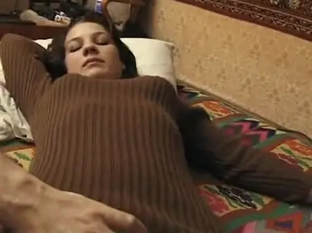Русским развратным девкам мастурбируют волосатые пизды на кастинге