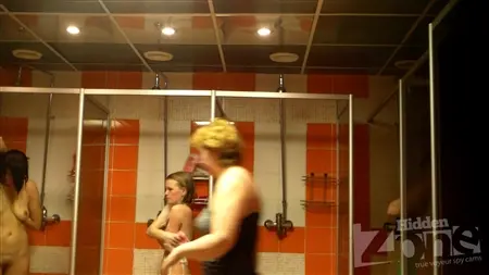 Рыженькая русская цыпочка не знает что ее снимает скрытая камера в бане