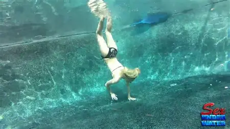Саманта под водой показала свое тело