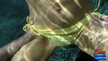 Самочка в купальнике мастурбирует под водой