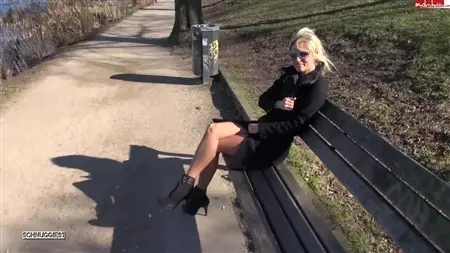Симпатичная девушка ходит голой по улице и трахается на скамейке