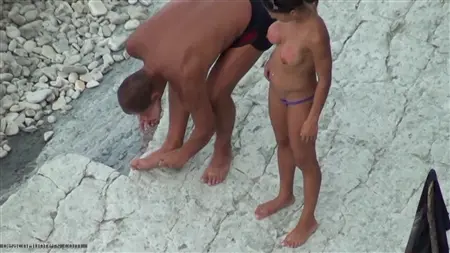 Сисястая чика отдыхает на пляже с бойфрендом