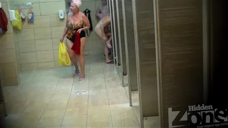 Скрытая камера в бане снимает разных теток без одежды