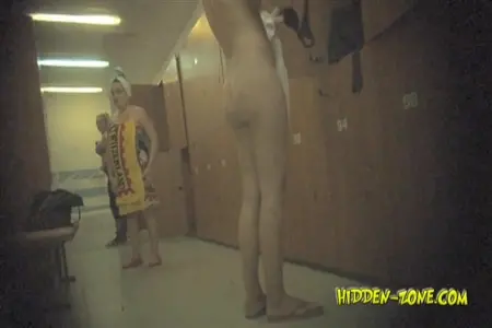 Скрытая камера в раздевалке спортзала снимает голых девок