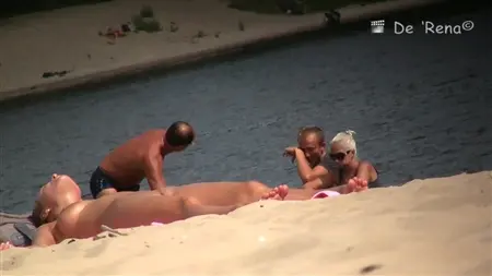 Скрытая съемка девчонки с красивой грудью на общественном пляже для нудистов