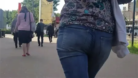 Скрытое видеонаблюдение за попкой незнакомки в тесных джинсах