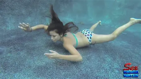 Стройная девушка пробует сосать резиновый член под водой