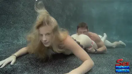 Стройную блондинку трахнули под водой в разных позах