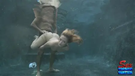 Стройную цыпочку парень трахает под водой