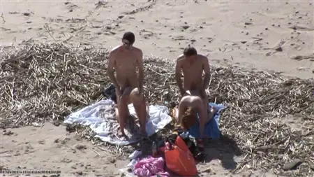 Толпа парней на пляже пускает по кругу двух проституток