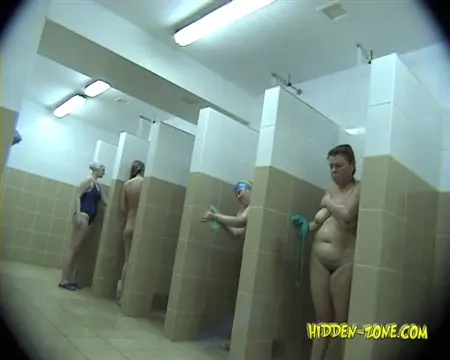 Толстая тетка принимает душ с девками из своего коллектива