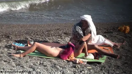 За нудистами внимательно следят на пляже через камеру
