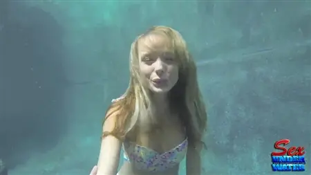 Знойная красотка под водой показывает голое тело