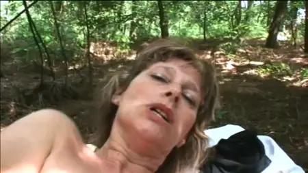 Зрелая женщина в лесу показывает свои прелести и ебеться с мужиком